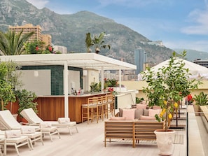 Piscina externa, funciona das 8h às 17h, guarda-sóis, espreguiçadeiras