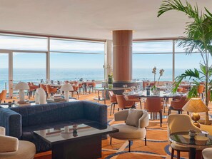 4 restaurants, servant le déjeuner et le dîner; cuisine internationale