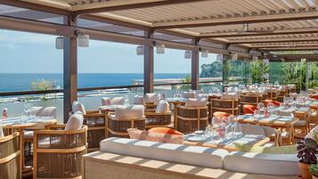 4 restaurants, breakfast, lunch, dinner served; international cuisine