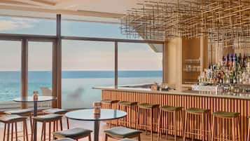 4 bares, bar junto a la piscina