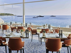 4 restaurants, breakfast, lunch, dinner served; international cuisine