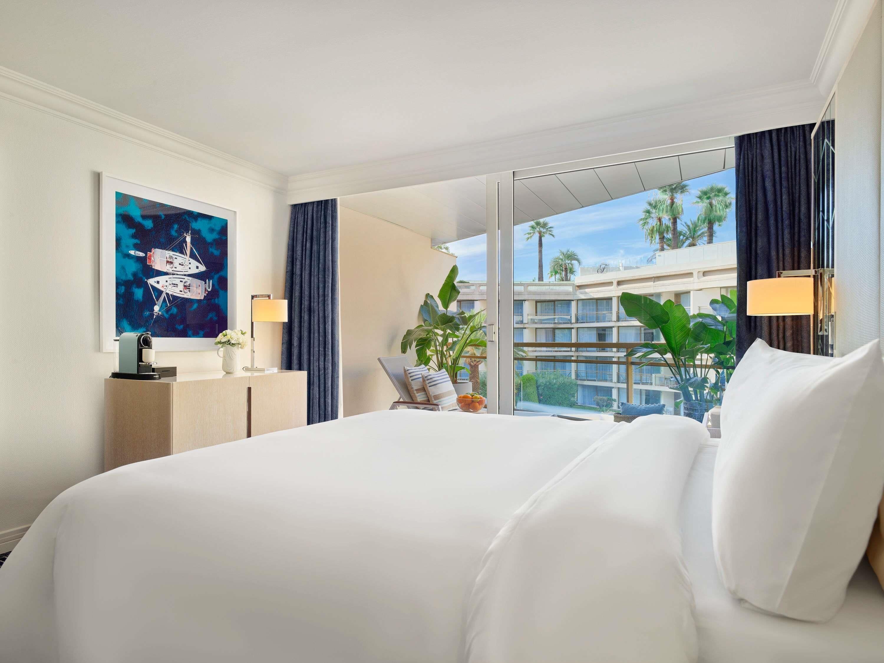 Ropa de cama de alta calidad y minibar 