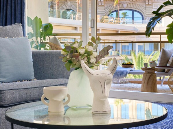 Suite Junior, vue jardin, 2 lits doubles | Literie de qualité, minibar, coffre-fort, ameublement unique