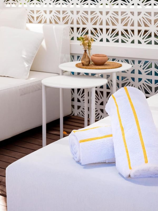 4 restaurants, breakfast, lunch, dinner served; international cuisine