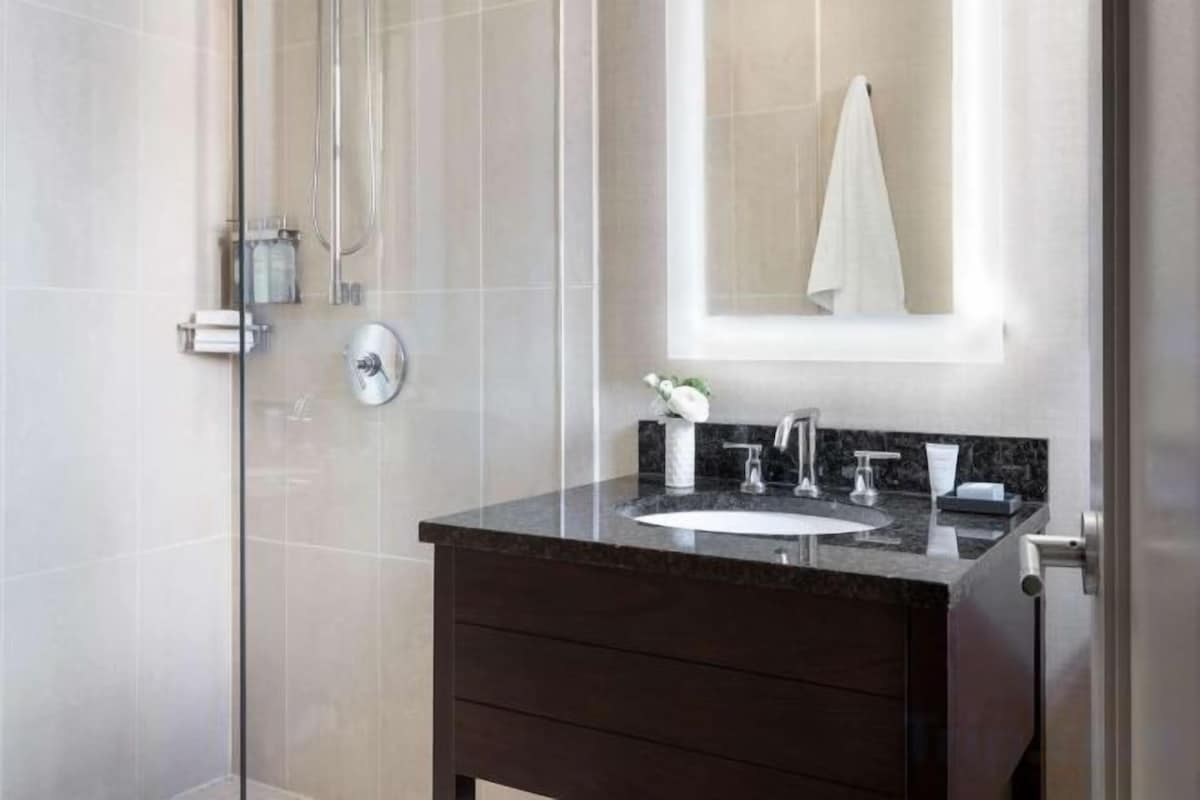 Douche, articles de toilette gratuits, serviettes fournies