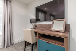 Roupas de cama premium, escrivaninha, espaço de trabalho para notebook