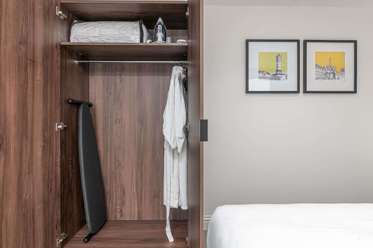 Roupas de cama premium, escrivaninha, espaço de trabalho para notebook