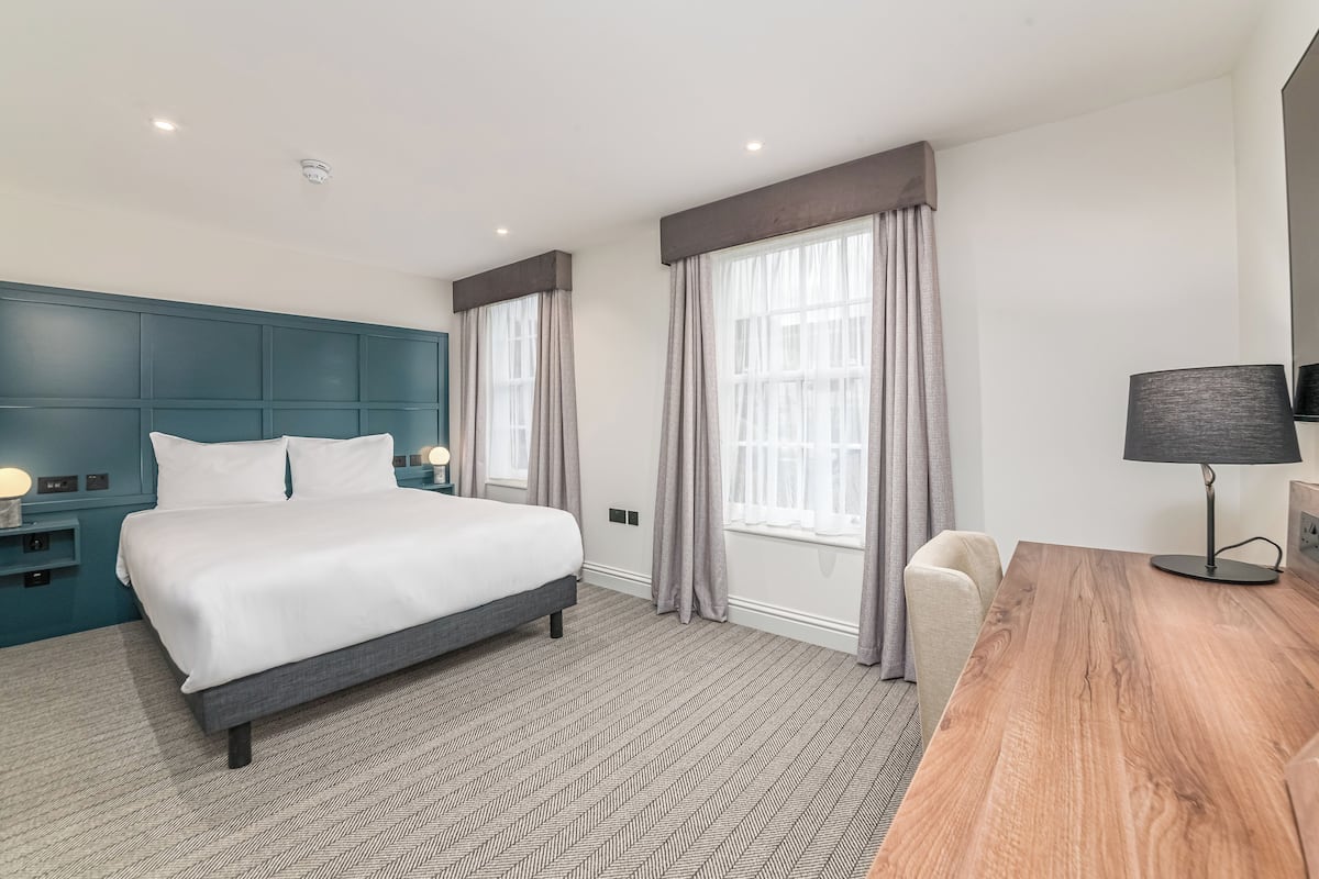 Apartment, 1 Queen Bed, Accessible | Premium bedding, desk, laptop workspace, blackout drapes