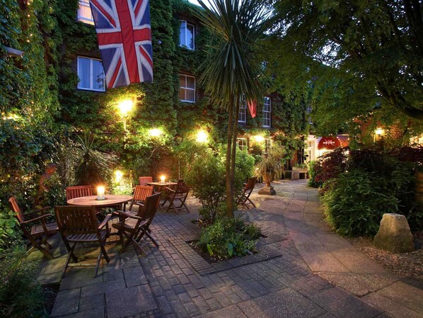 Exterior - Mercure White Hart Hotel Salisbury and Apartments (Salisbury)