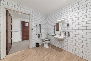 Apartamento, 1 cama Queen, acessível | Banheiro | Chuveiro/banheira combinados, produtos de toalete biodegradáveis