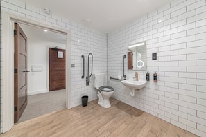 Apartamento, 1 cama Queen, acessível | Banheiro | Chuveiro/banheira combinados, produtos de toalete biodegradáveis