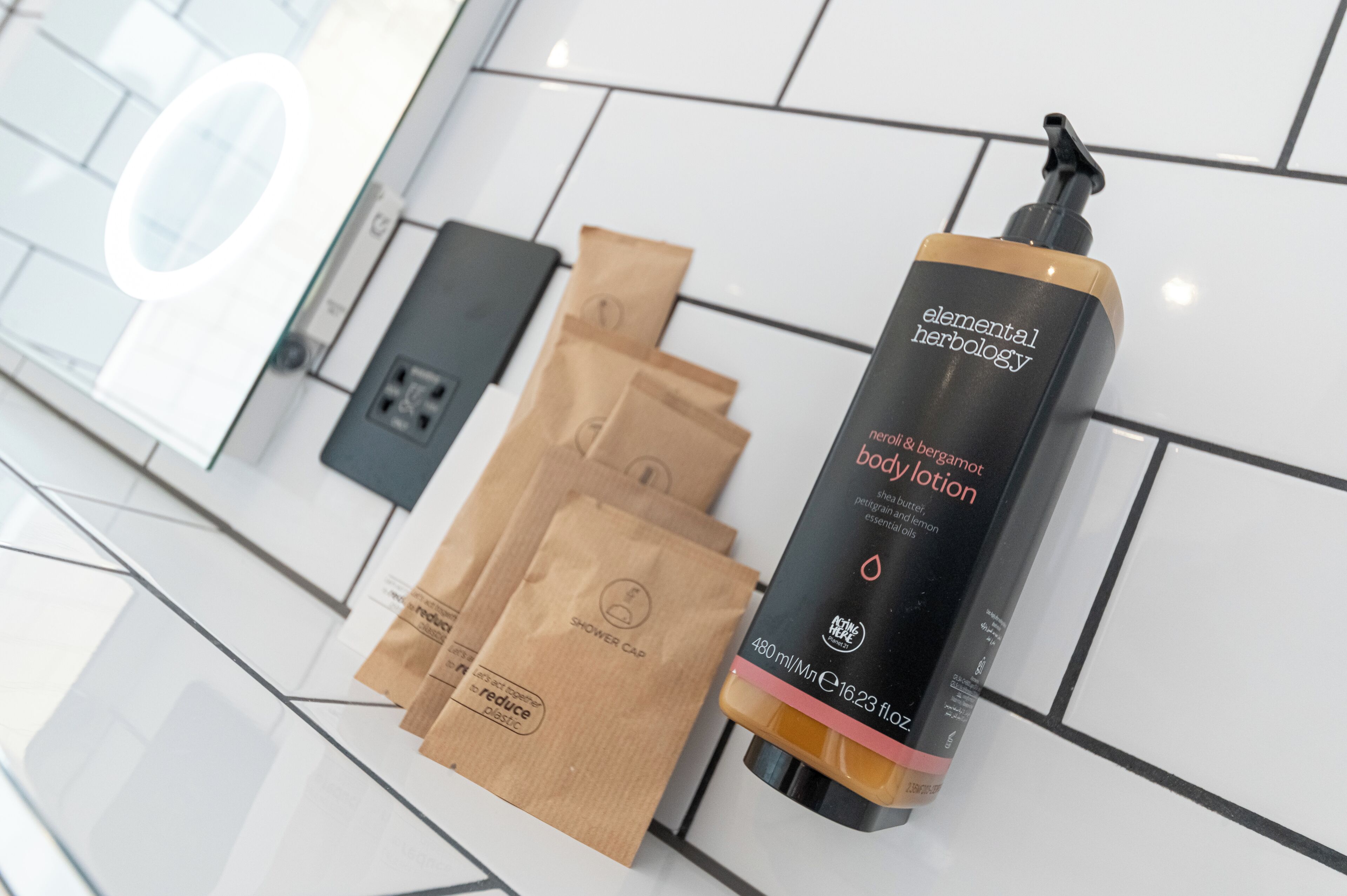 combined shower/bathtub, eco-friendly toiletries, hair dryer, towels
