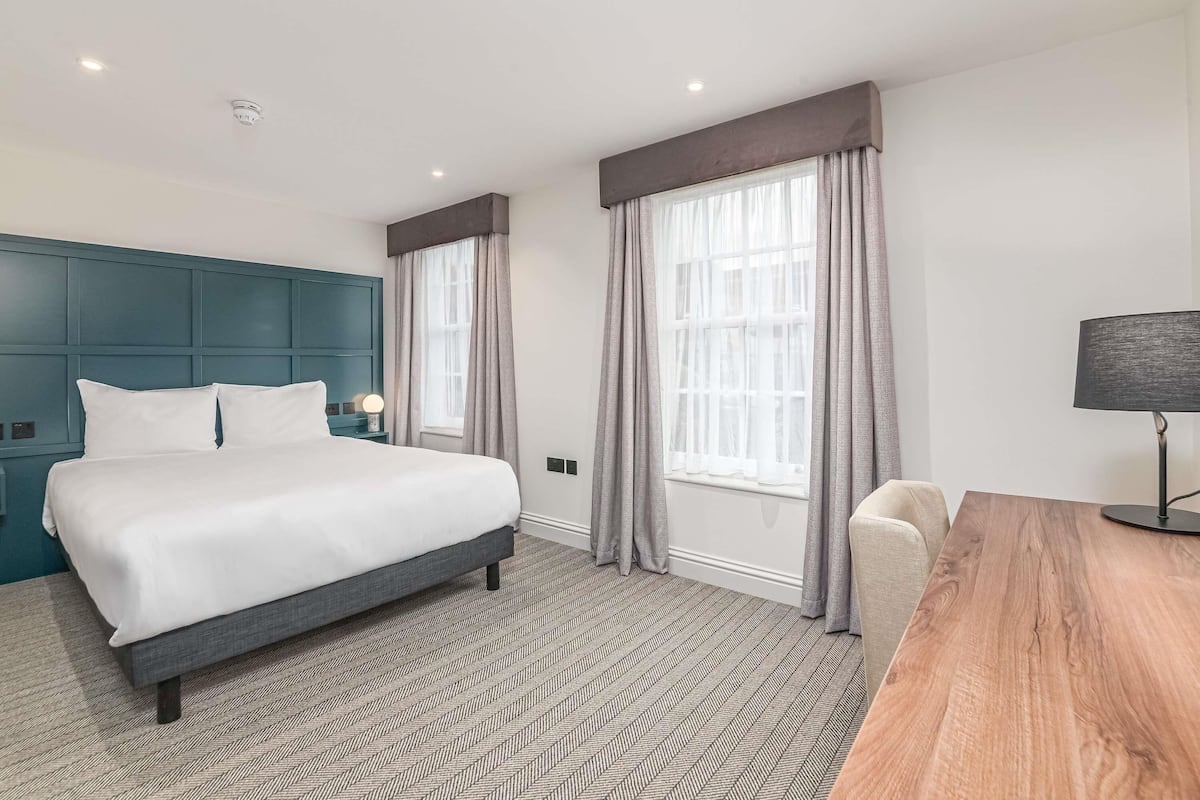 Leilighet, 1 queensize-seng, tilgjengelighetstilpasset | Sengetøy av topp kvalitet, skrivebord og skrivebord for bærbar PC