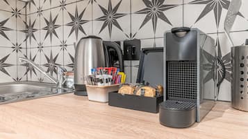 Seprai premium, meja kerja, dan ruang kerja ramah laptop