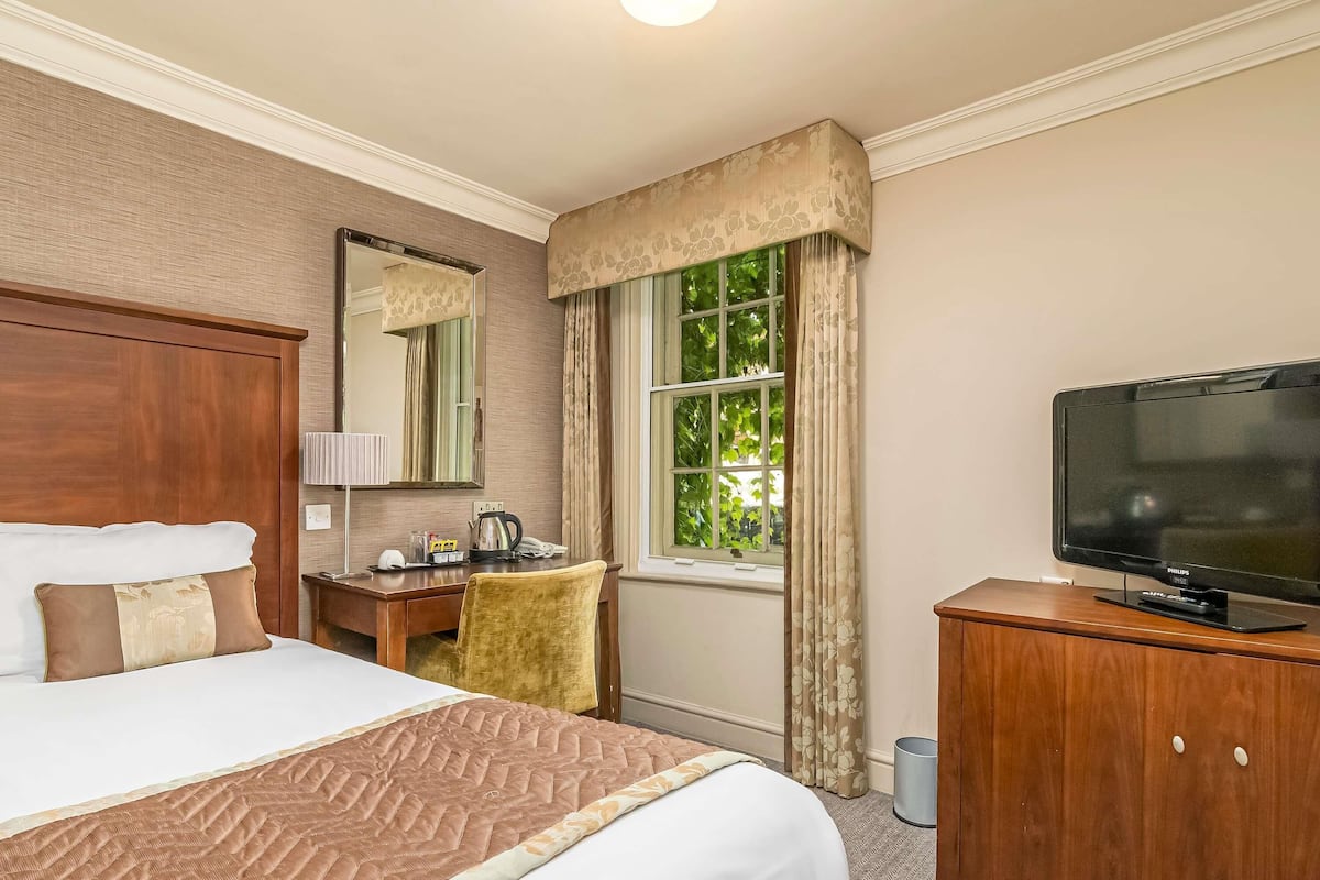 Classic Twin Room, 1 Double Bed | Premium bedding, desk, laptop workspace, blackout drapes