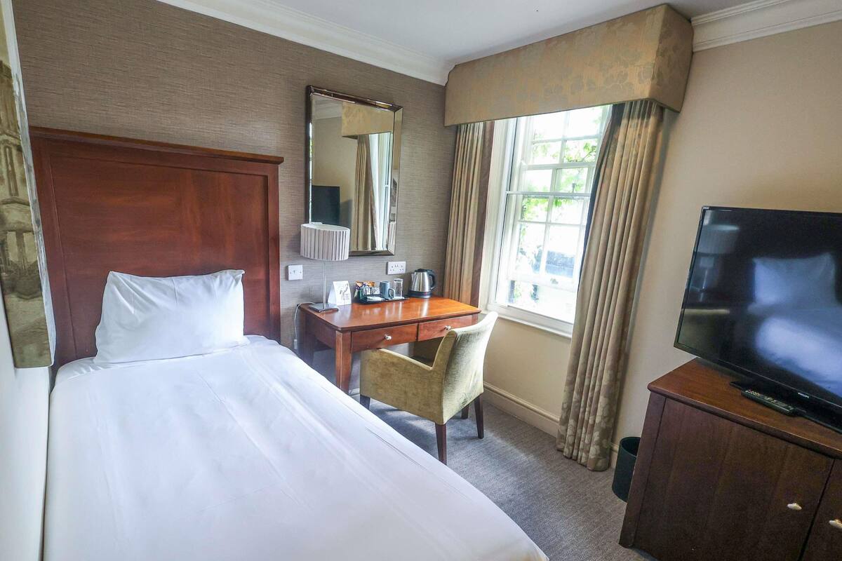 Classic Room, 1 Twin Bed | Premium bedding, desk, laptop workspace, blackout drapes