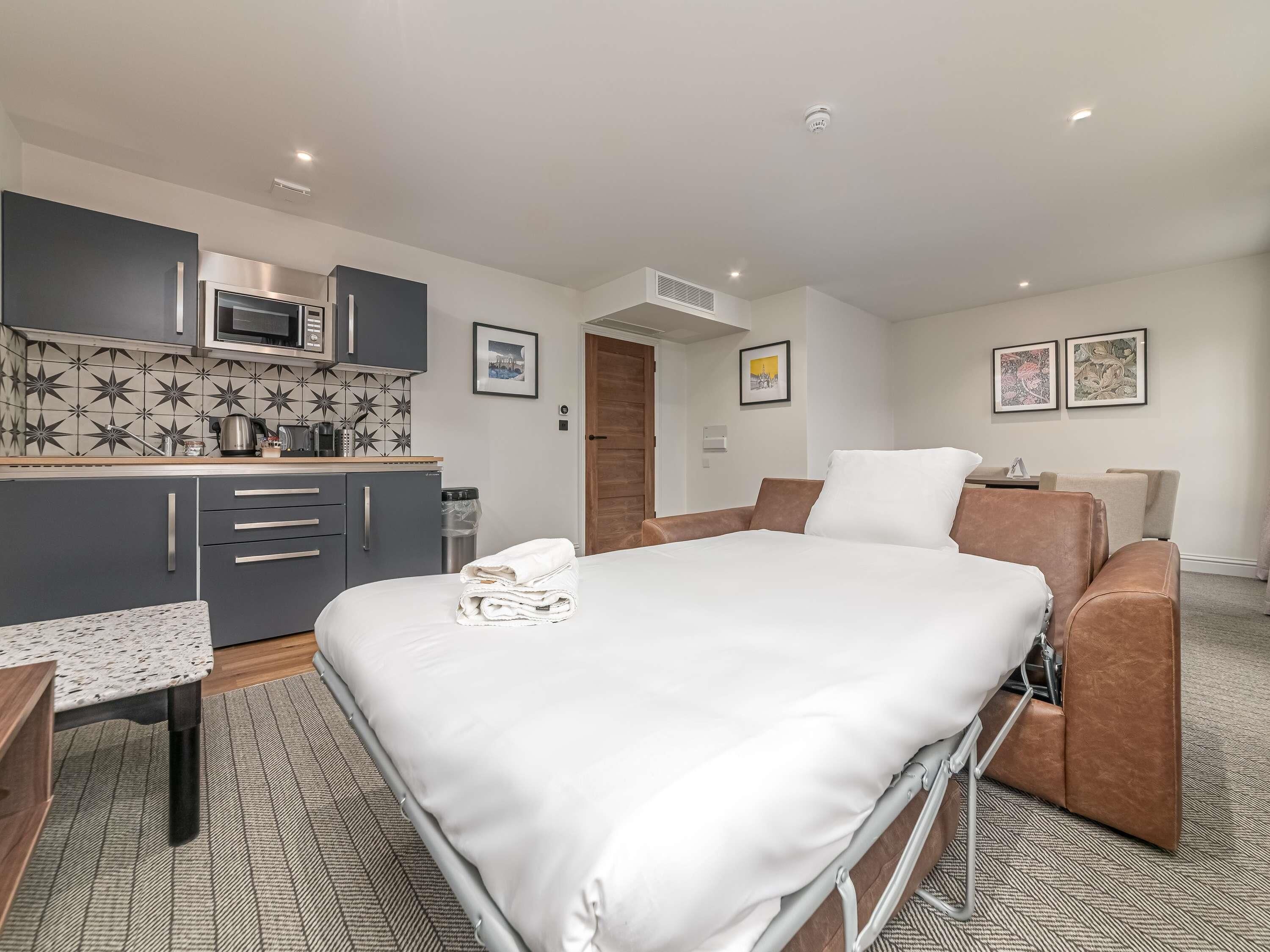 Departamento familiar, 1 cama matrimonial | Ropa de cama de alta calidad y escritorio 