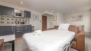 Familie appartement, 1 tweepersoonsbed | Luxe beddengoed, een bureau, een laptopwerkplek