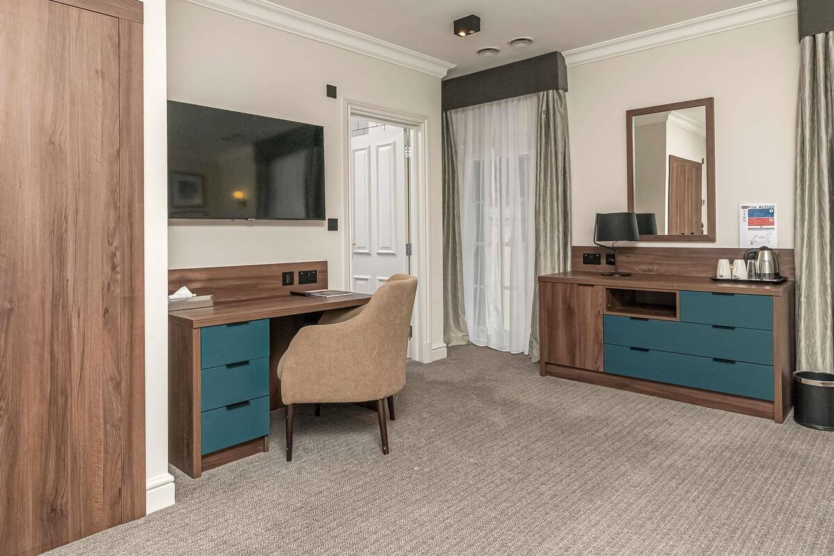 Privilege, Room, 1 King Bed | Premium bedding, desk, laptop workspace, blackout drapes