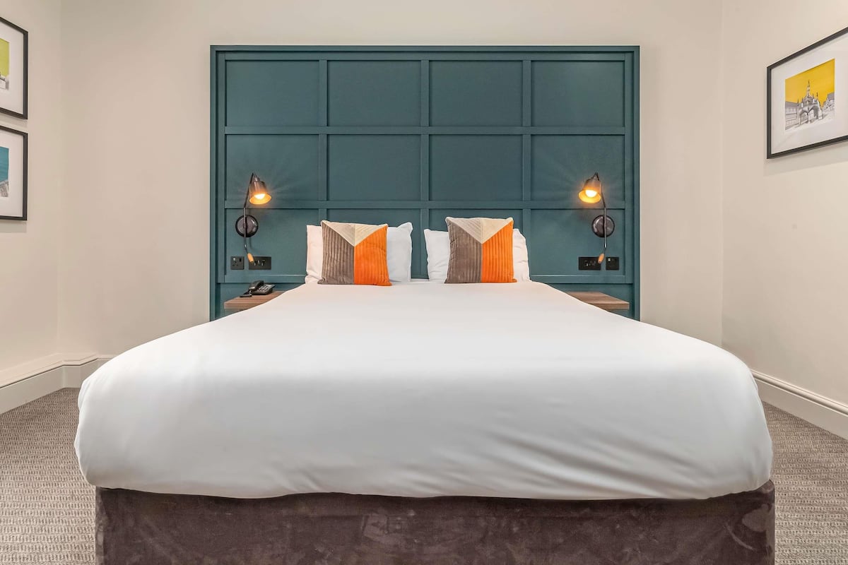 Ropa de cama de alta calidad y escritorio