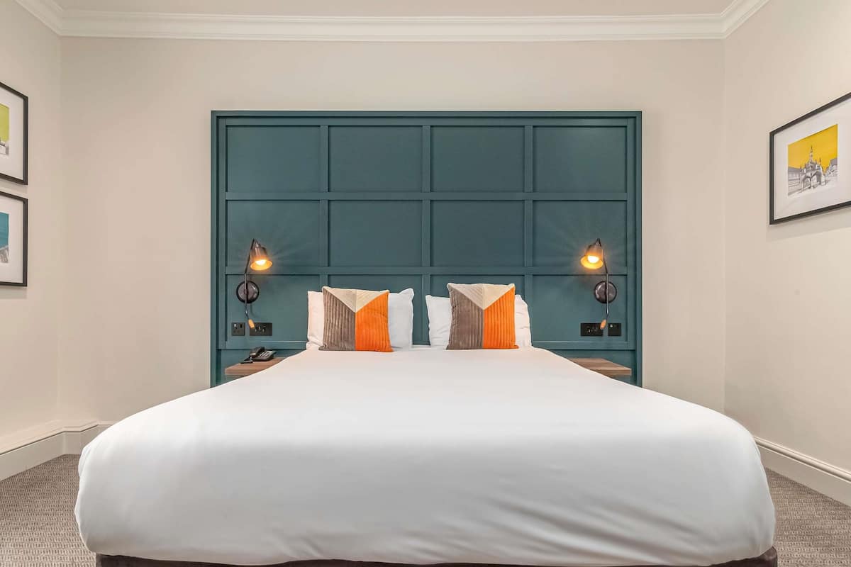 Habitación clásica con 2 camas individuales, 1 cama matrimonial | Ropa de cama de alta calidad y escritorio