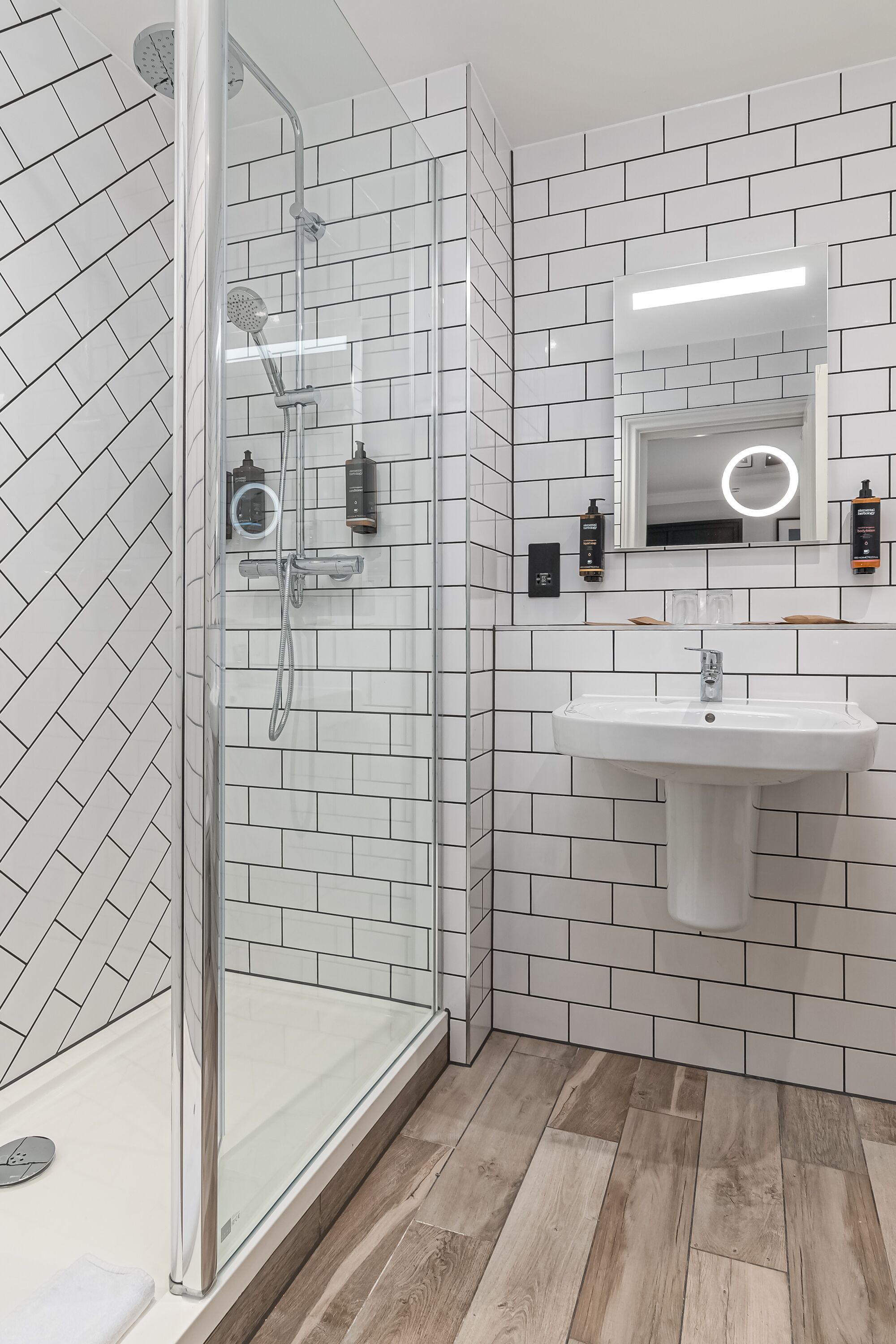 privilege, room, 1 king bed | bathroom | combined shower/bathtub, eco-friendly toiletries, hair dryer, towels