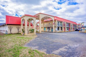 Property entrance - Ozark Junction mountain view by OYO (Mountain View)