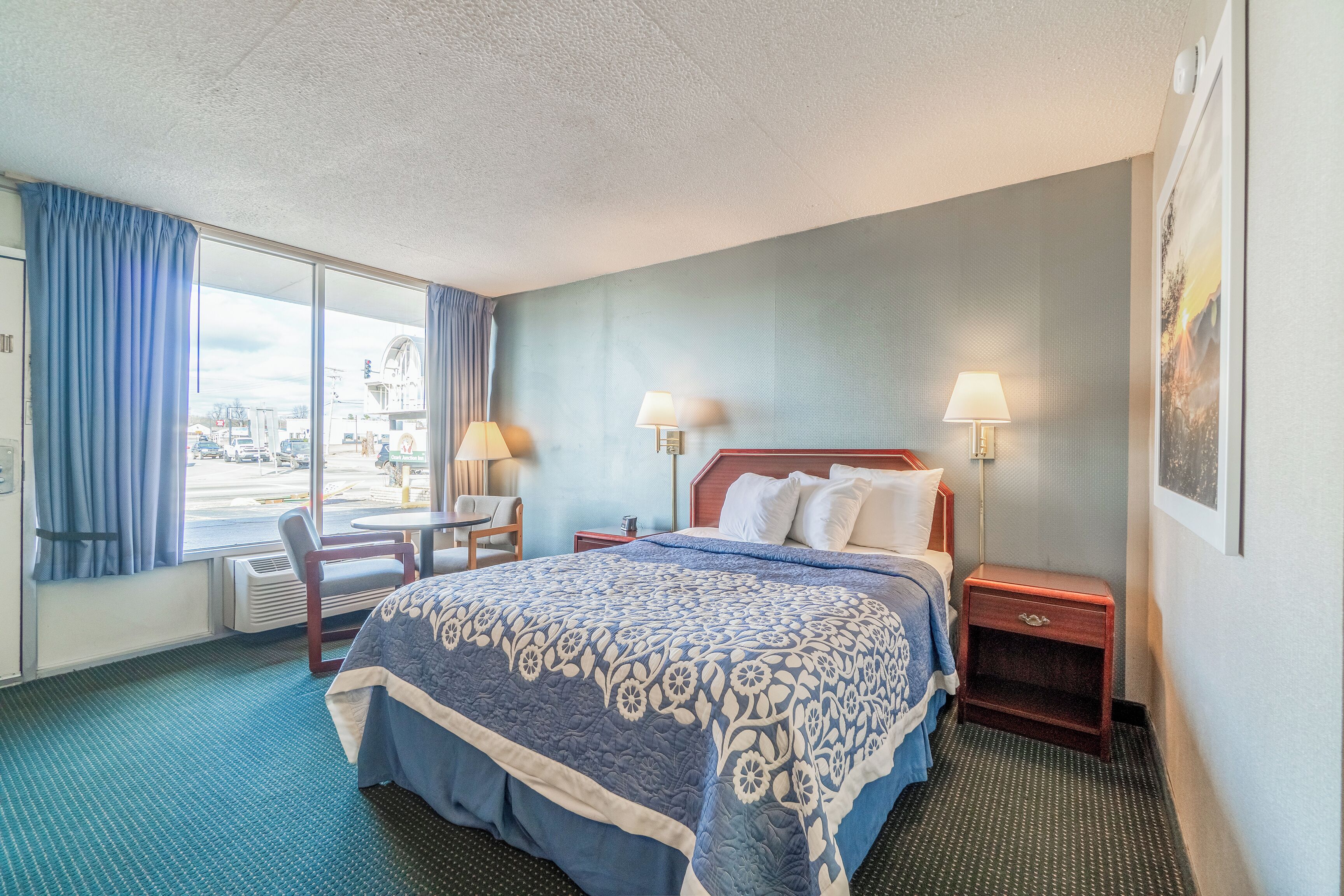 Escrivaninha, ferros/tábuas de passar roupa, berços grátis