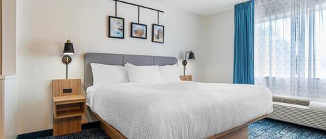 Suíte, 1 cama King, para não fumantes | Escrivaninha, ferros/tábuas de passar roupa, berços grátis