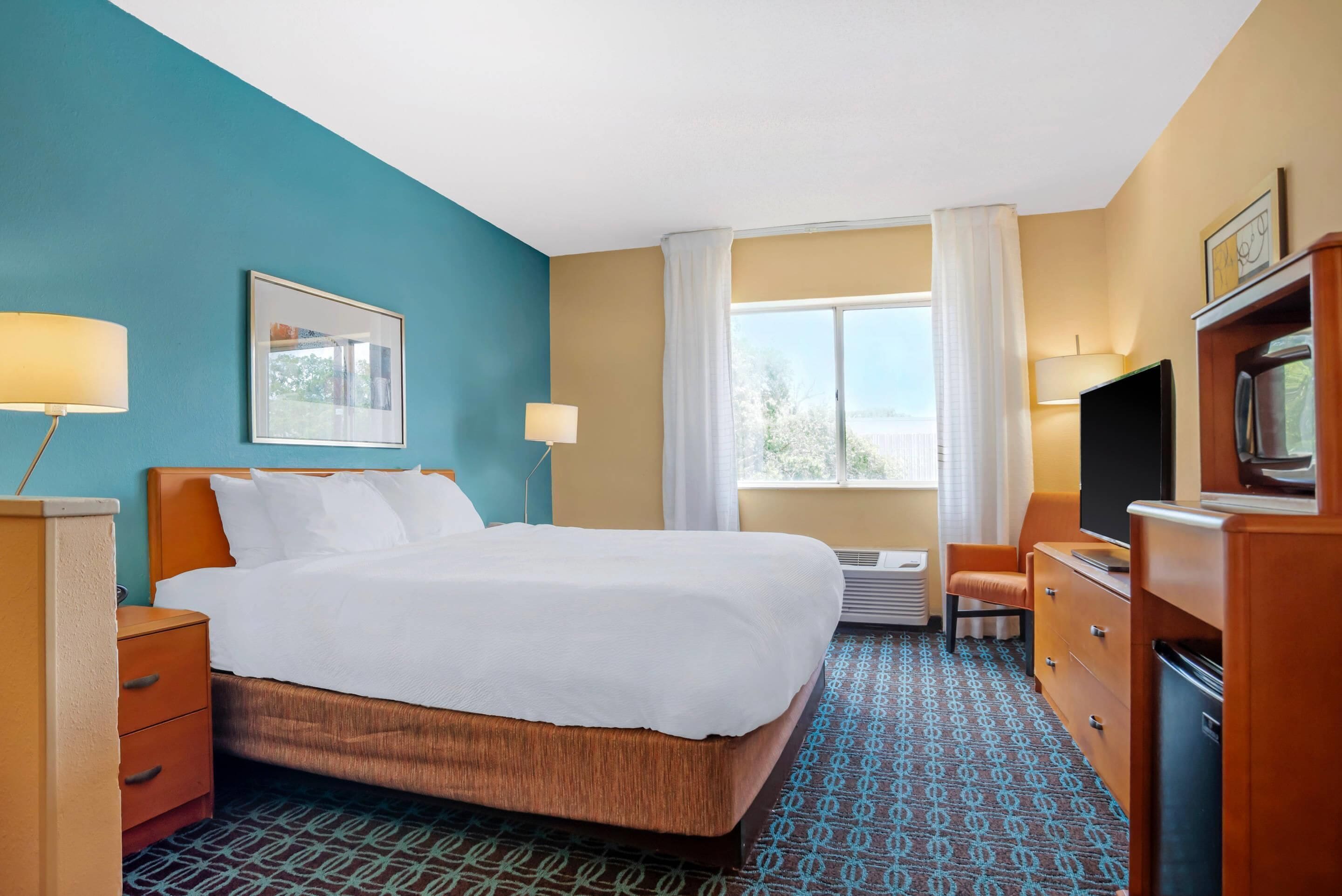 suite, 1 king bed, non smoking | desk, iron/ironing board, free cots/infant beds, free wifi