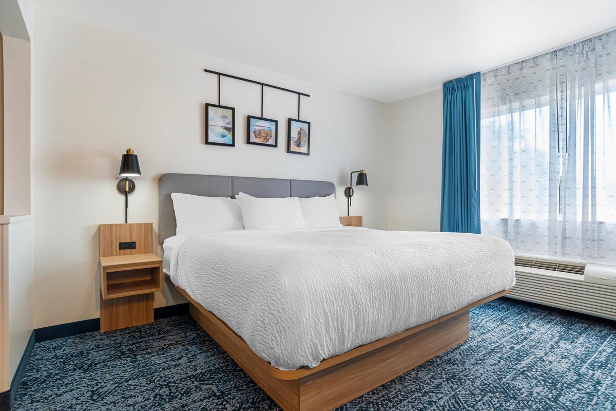 Suite, 1 King Bed, Non Smoking | Desk, iron/ironing board, cribs (free), WiFi (free)