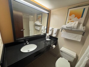 Duschwanne, kostenlose Toilettenartikel, Haartrockner, Handtücher