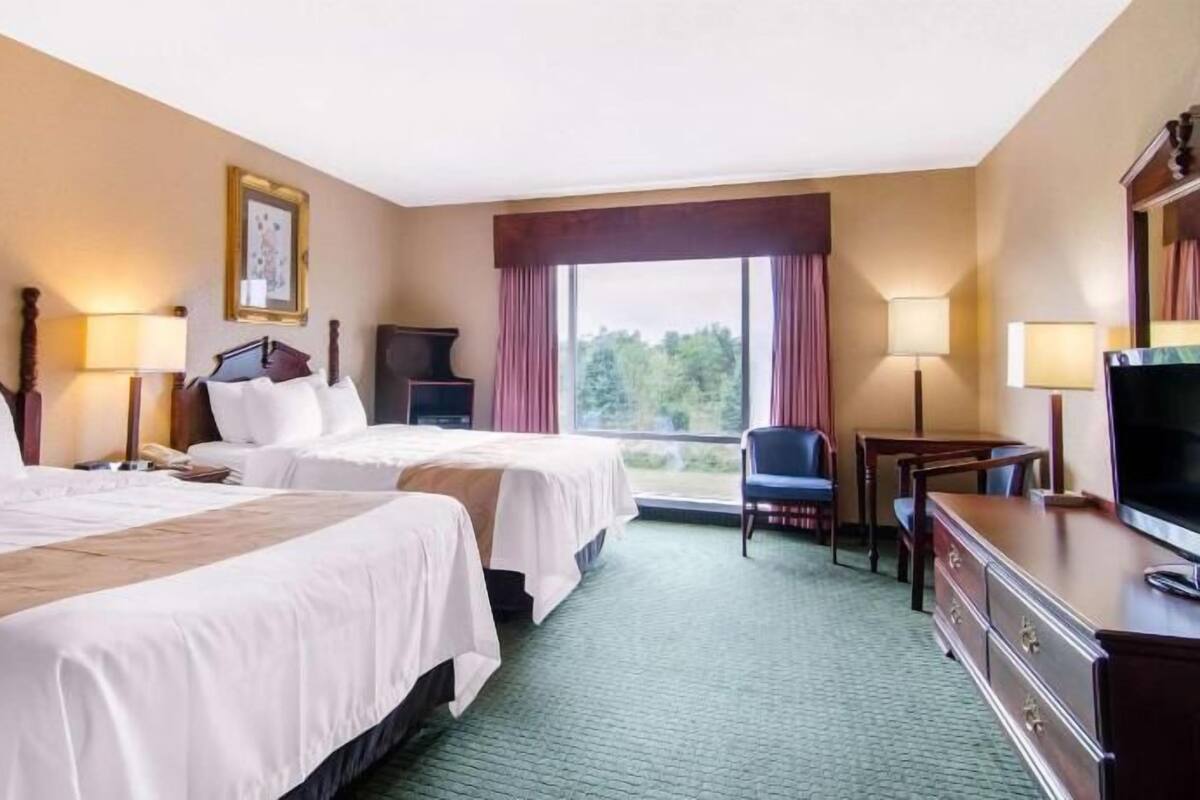 Caja de seguridad en la habitación y escritorio