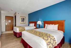 Habitación, 2 camas Queen size, para no fumadores | Escritorio, tabla de planchar con plancha y cunas gratuitas 