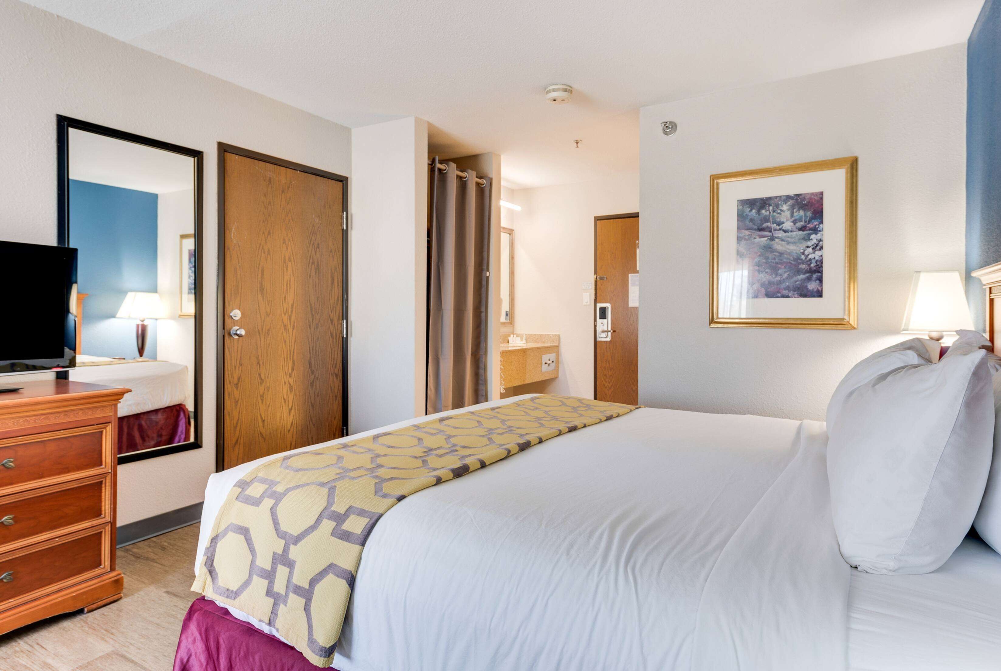 办公桌、熨斗/熨衣板、免费婴儿床、免费折叠床/加床