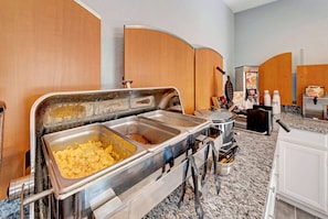 Buffet déjeuner gratuit tous les jours