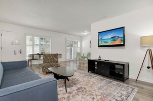 Suite, 1 habitación | Zona de estar | Televisión de 45 pulgadas con canales por cable, un reproductor de DVD