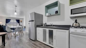 Suite, 2 Bedrooms | Private kitchen | Fridge, microwave, coffee/tea maker, paper towels