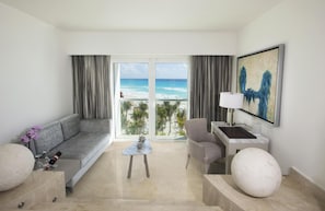 Royale Junior Suite Ocean View - King Size Bed | View from room