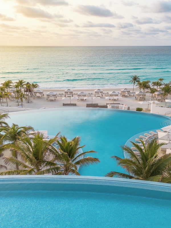 3 outdoor pools, pool umbrellas, sun loungers