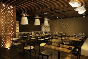 5 restaurants, breakfast, lunch, dinner served; international cuisine
