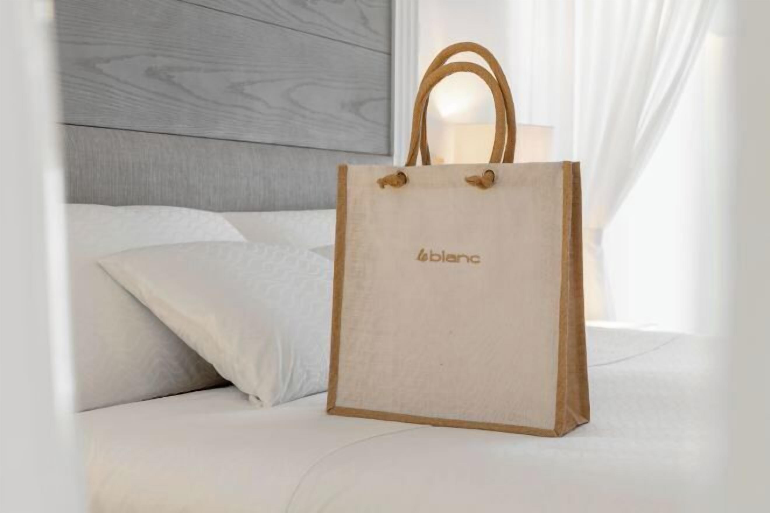 高級寝具、羽毛の掛け布団、テンピュール、ミニバー (無料)