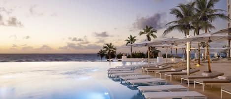 3 piscines extérieures, parasols de plage, chaises longues