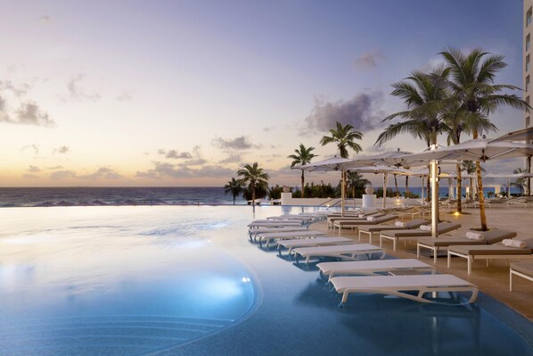 3 piscines extérieures, parasols, chaises longues