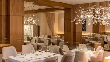 5 間餐廳,供應早餐、午餐和晚餐,國際料理