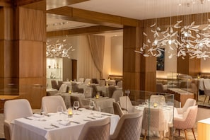 5 restaurants, breakfast, lunch, dinner served; international cuisine