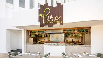 5 restaurantes, se sirven desayunos, comidas y cocina internacional
