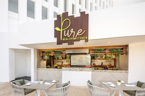 5 restaurantes; se sirve desayuno, almuerzo y cena; cocina internacional