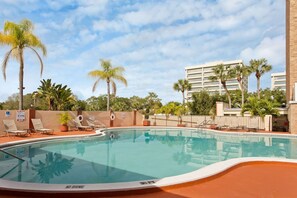 Piscine extérieure, accès possible de 7 h à 21 h, chaises longues