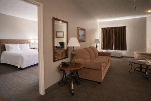 Chambre double | Lit avec matelas à plateau-coussin, bureau, fer et planche à repasser